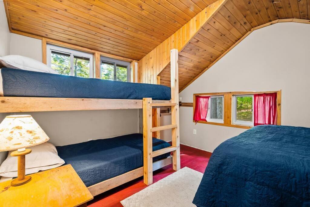 Cabin On Beautiful Arbutus Lake Near Traverse City Exterior foto