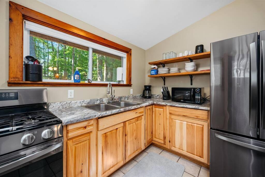 Cabin On Beautiful Arbutus Lake Near Traverse City Exterior foto