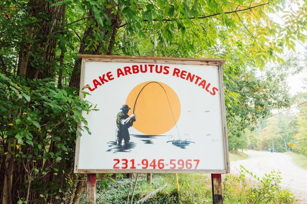 Cabin On Beautiful Arbutus Lake Near Traverse City Exterior foto